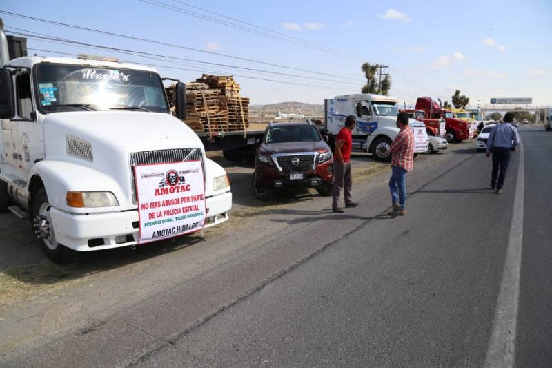 Transportistas protestan por alza en combustibles y cobro de casetas