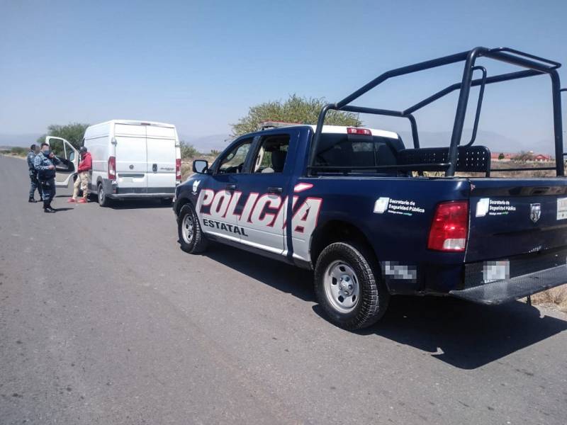 En operativo, asegura SSP Hidalgo a tres individuos que transportaban grupo de migrantes