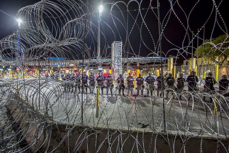 Migrantes centroamericanos bloquean paso fronterizo entre México y Estados Unidos