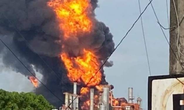 Reportan incendio en Refinería de Minanitlán, Veracruz