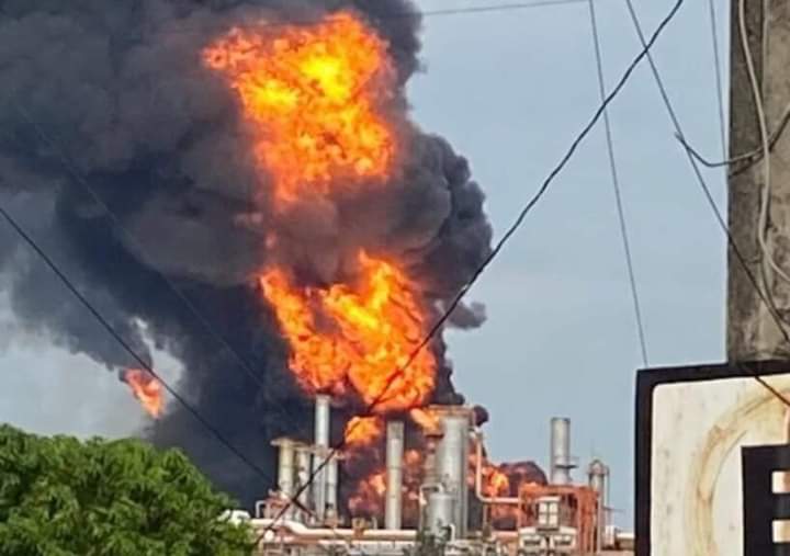 Reportan incendio en Refinería de Minanitlán, Veracruz