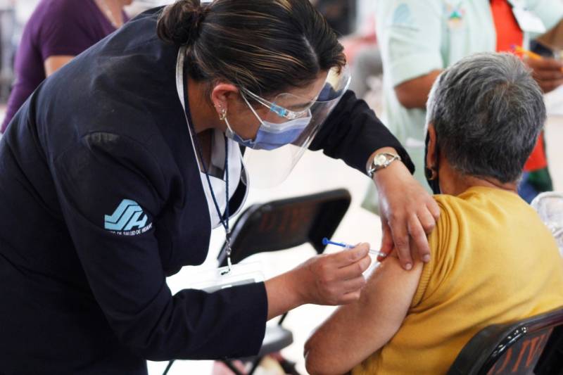 Inicia segunda fase de vacunación en la región Otomí-Tepehua.