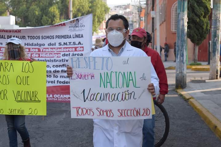 Marchan médicos para solicitar sean vacunados contra Covid