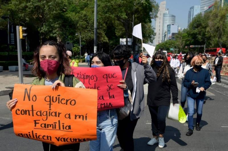 Estudiantes marchan contra el regreso a clases presenciales en México