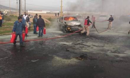 Se incendia camioneta sobre carretera a Ciudad Sahagún