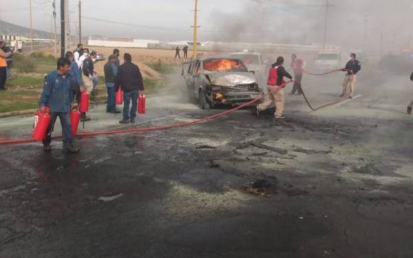 Se incendia camioneta sobre carretera a Ciudad Sahagún