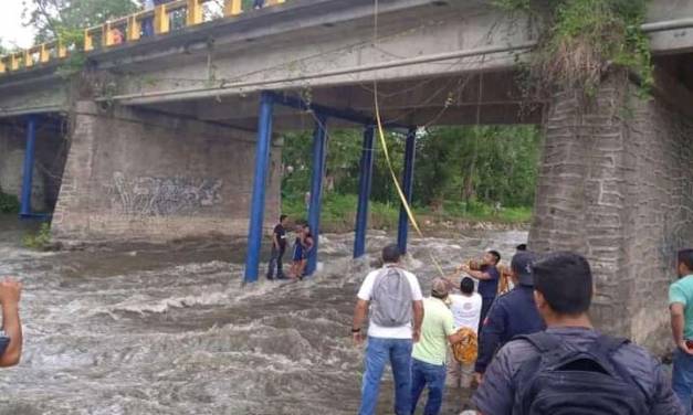 Rescatan a mujer que estuvo a punto de ser arrastrada junto a su hijo por un río