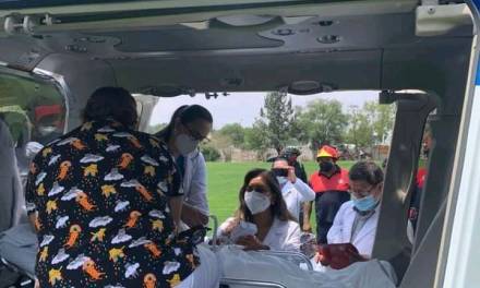 Por vía aérea, gobierno de Hidalgo traslada vacunas para personal educativo de la Huasteca