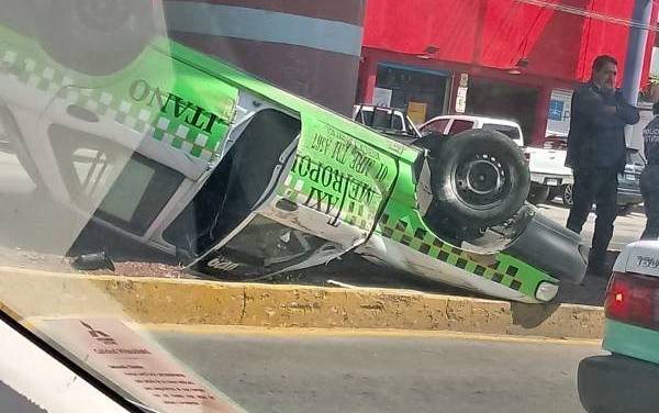 Vuelca taxi en Pachuca sin pasajeros a bordo
