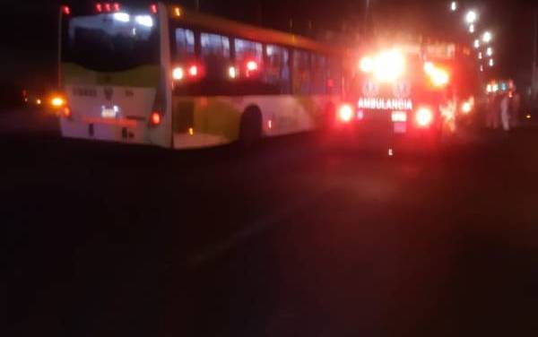 Dos lesionados en accidente entre tuzobús y vehículo particular