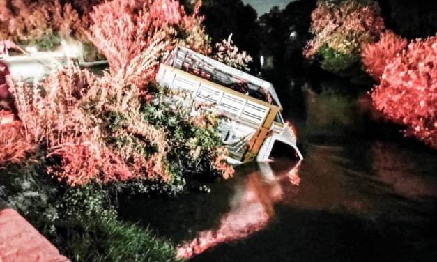 Sujetos caen  a canal de aguas negras con camioneta que habían robado