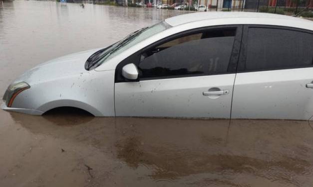 Auxilian a autos varados por inundaciones