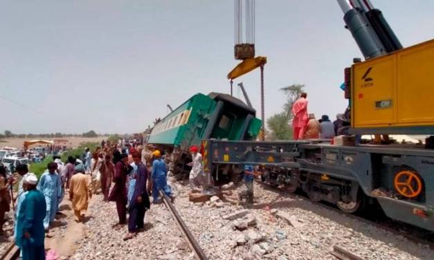 Choque de trenes deja 40 muertos en Pakistán