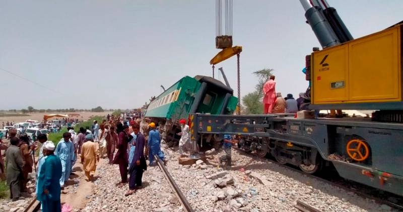 Choque de trenes deja 40 muertos en Pakistán