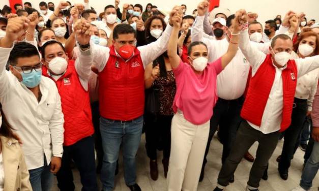 Julio Valera acompaña a Erika Rodríguez en su entrega de constancia de mayoría