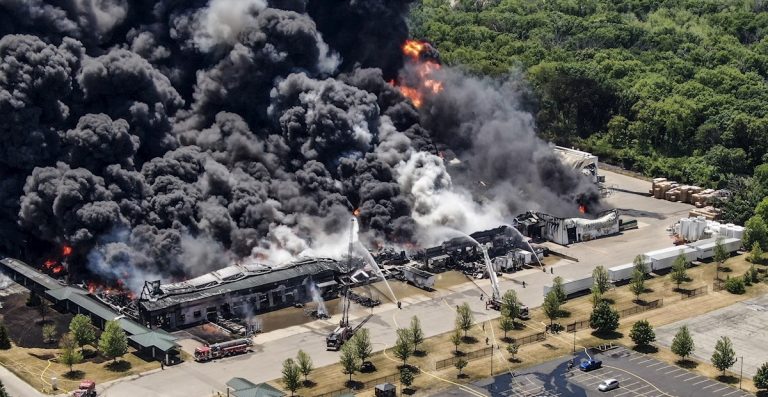 Explosión química provoca evacuación en Illinois