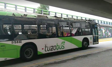 Impacta Tuzobús contra distribuidor vial de Galerías