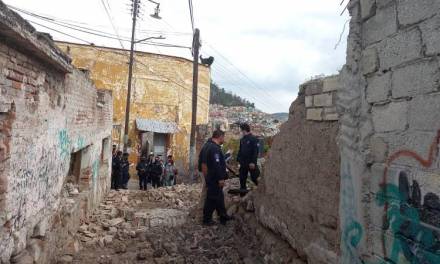 Se derrumba antigua barda en Pachuca