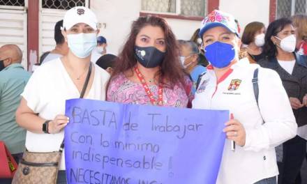Trabajadores protestan ante el desabasto de insumos y medicamentos para brindar atención