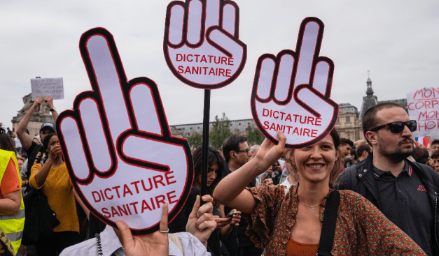 Franceses protestan contra vacunación obligatoria