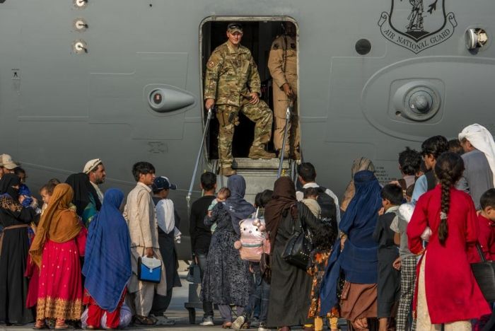 Últimos aviones de EU abandonan Afganistán