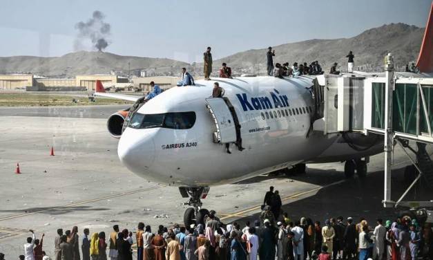 Caos en aeropuerto de Kabul deja al menos 7 muertos