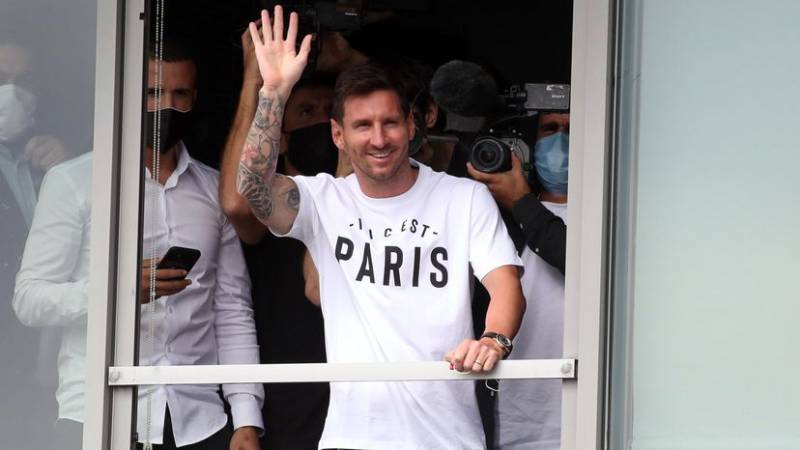 Messi causa furor en su llegada a París