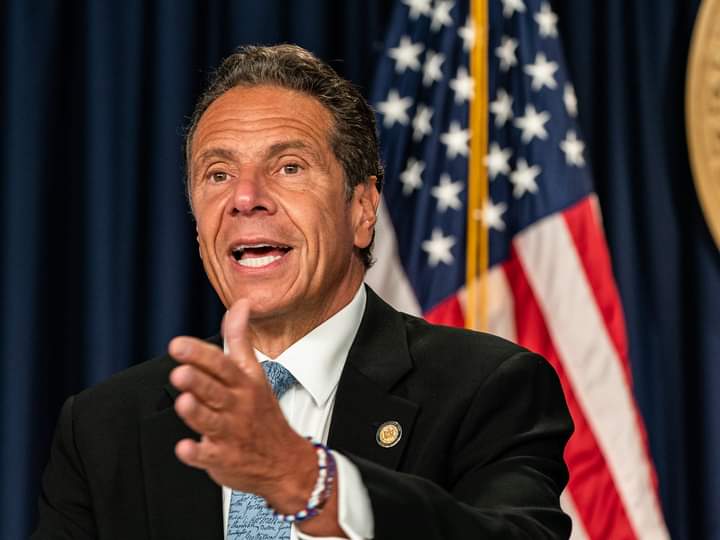 Renuncia gobernador de Nueva York tras 11 denuncias por acoso sexual