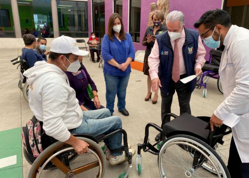 Entregan sillas de rueda a personas con discapacidad