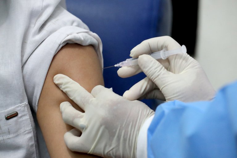 Aplicarán vacuna a adolescentes de 12 a 17 años en México