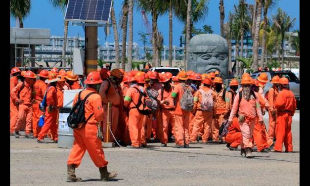 Trabajadores y antimotines se enfrentan en refinería Dos Bocas