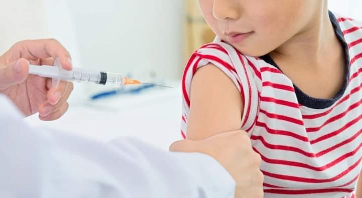 Jueza federal ordena vacunación a menores de edad en México