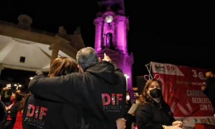 DIF Pachuca ilumina las calles de rosa