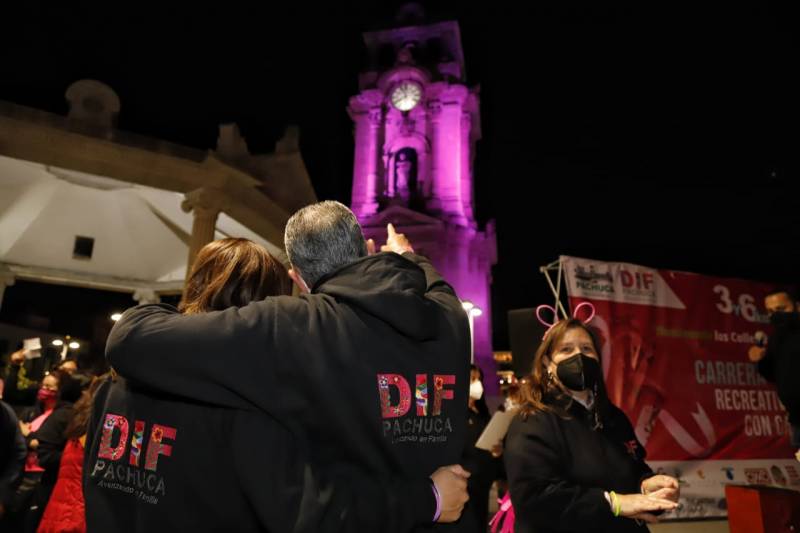 DIF Pachuca ilumina las calles de rosa