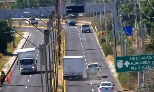 En Tlaxiaca, aseguran Policía Municipal y C5i Hidalgo a individuos tras presunto asalto y robo de camioneta de carga