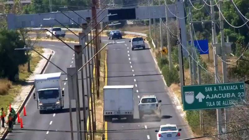 En Tlaxiaca, aseguran Policía Municipal y C5i Hidalgo a individuos tras presunto asalto y robo de camioneta de carga