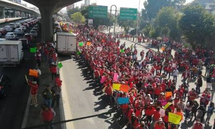 Trabajadores de Naucalpan bloquean Periférico Norte con manifestación