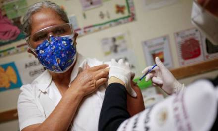 Se inicia aplicación de refuerzo de vacuna a adultos mayores