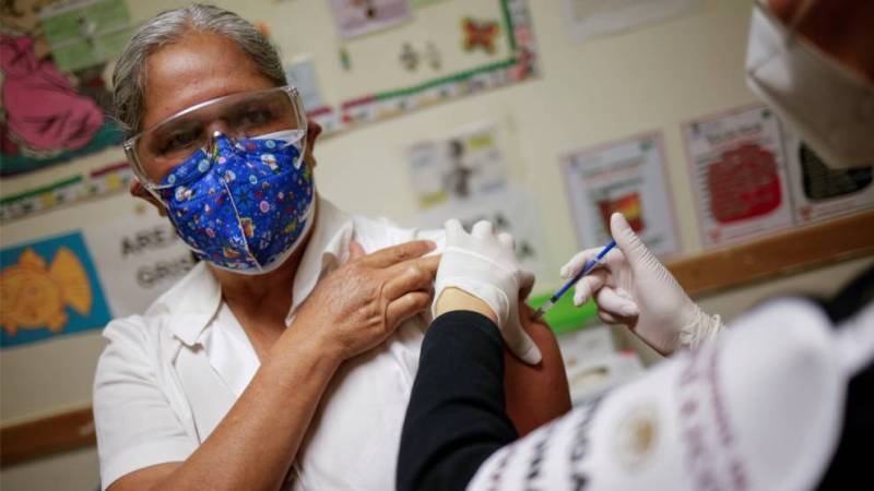 Se inicia aplicación de refuerzo de vacuna a adultos mayores