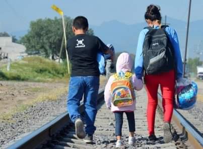 Gobierno de EU reúne a 100 niños migrantes con sus familias
