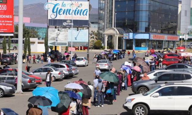 Adultos mayores hacen largas filas para aplicar vacuna de refuerzo