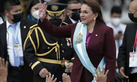 Xiomara Castro rinde protesta como primera presidenta de Honduras