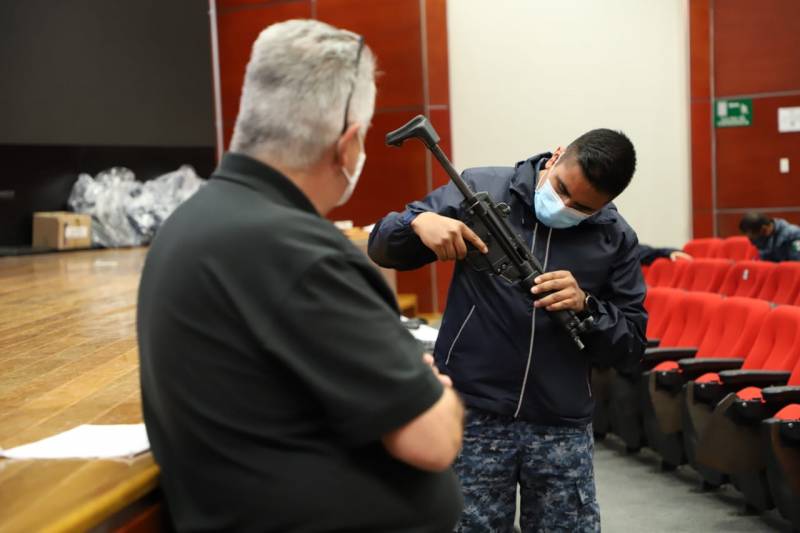 Agentes estatales reciben curso de identificación de armas y explosivos
