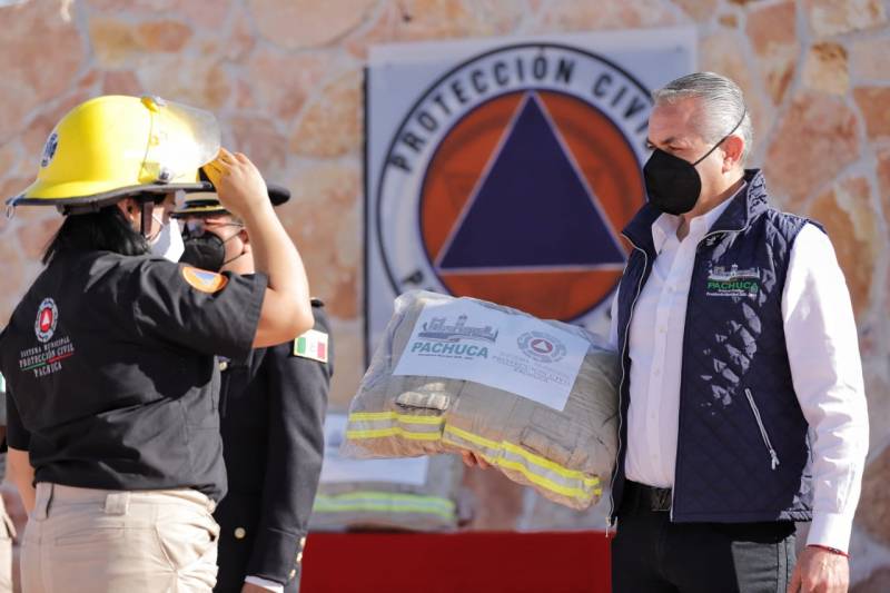 Sergio Baños entrega equipos de protección a bomberos