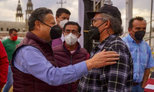 Julio Menchaca visita el Valle del Mezquital