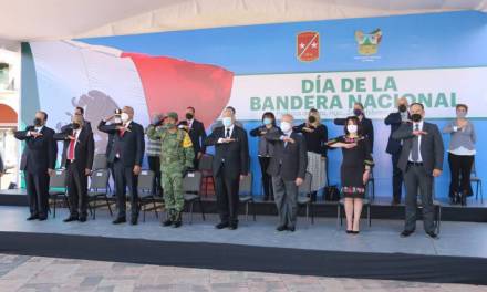 Conmemoran Día de la Bandera en Plaza Juárez