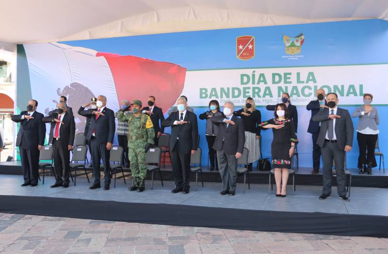 Conmemoran Día de la Bandera en Plaza Juárez