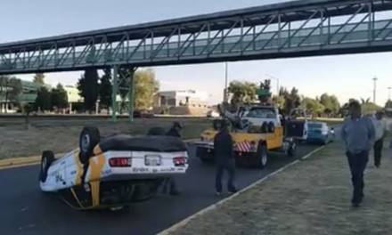 Vuelca taxi sobre bulevar Felipe Ángeles
