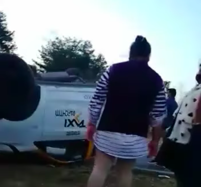 Taxi vuelca tras ser impactado por vehículo en Pachuca