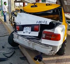 Afecta a taxi choque en San Agustín Tlaxiaca